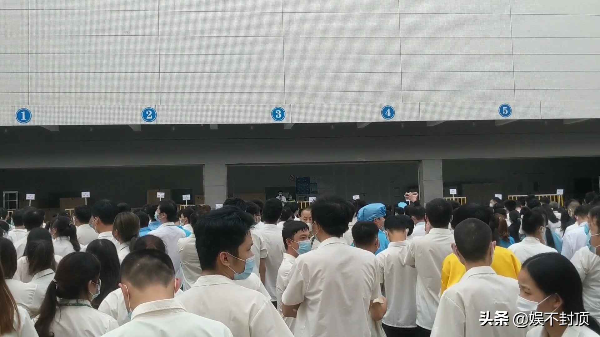 东莞27000人的电子厂,员工还上着班,全部都被叫出去集合了