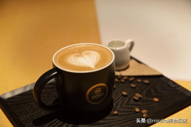 言几又成都IFS店三周年“光影书景”重塑未来空间