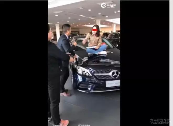 新车引擎盖大面积喷漆维权,坐引擎盖奔驰车主维权