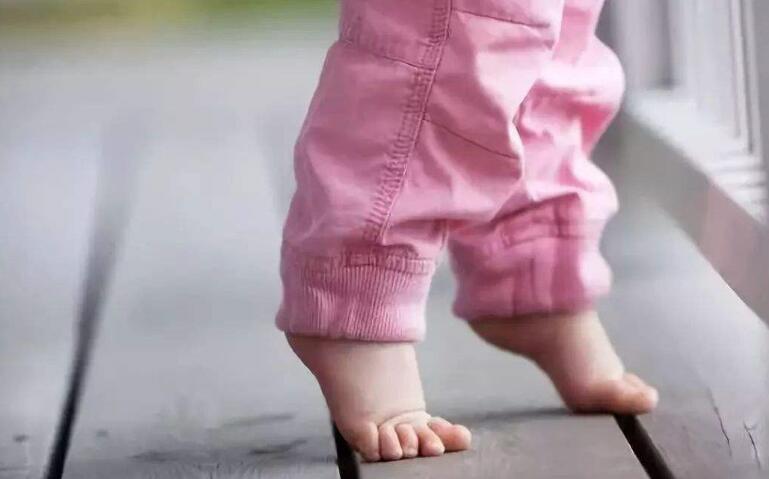 夏天宝宝光脚在地上走有没有危害,夏天宝宝可以光脚走路吗