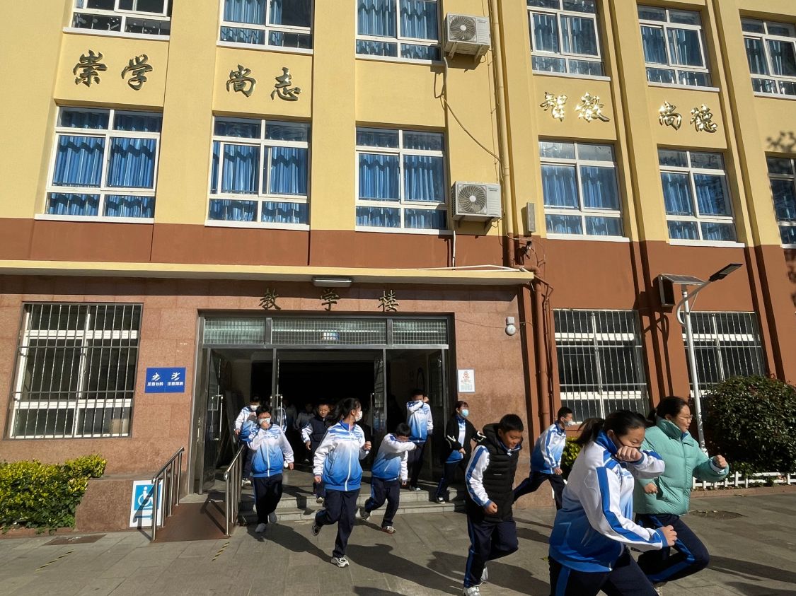 青岛第二实验初中消防演练,消防救援中学消防安全演练