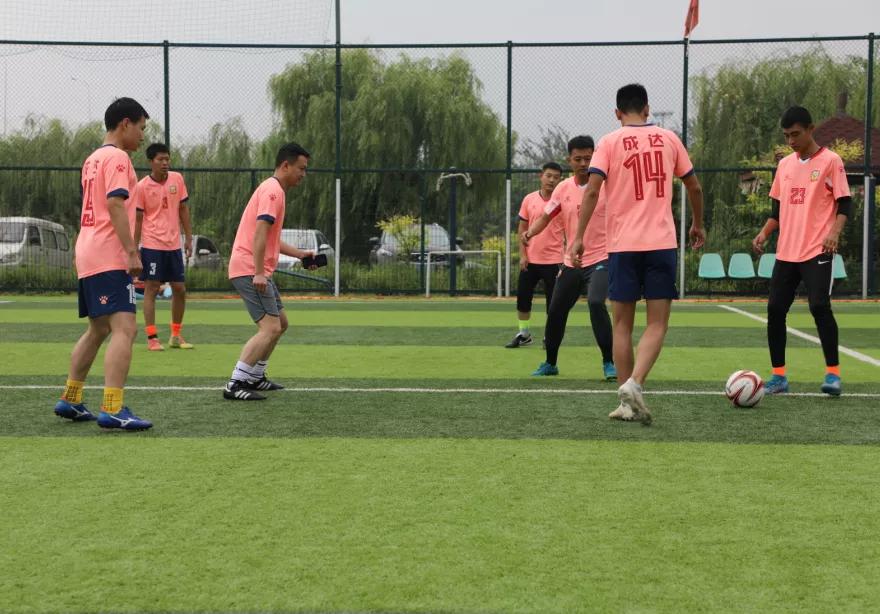 八支足球队,八支青少年足球队齐聚江城