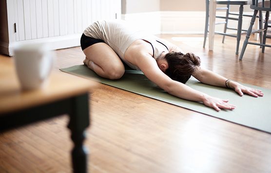 10分钟久坐肩颈腰背拉伸瑜伽,瑜伽久坐腰痛的缓解方法