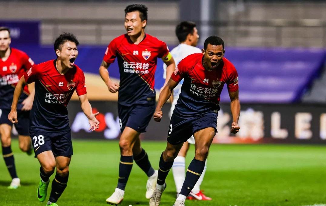 中超搞笑一幕,深足球员意外受伤,队医紧急救助,场面欢乐无比