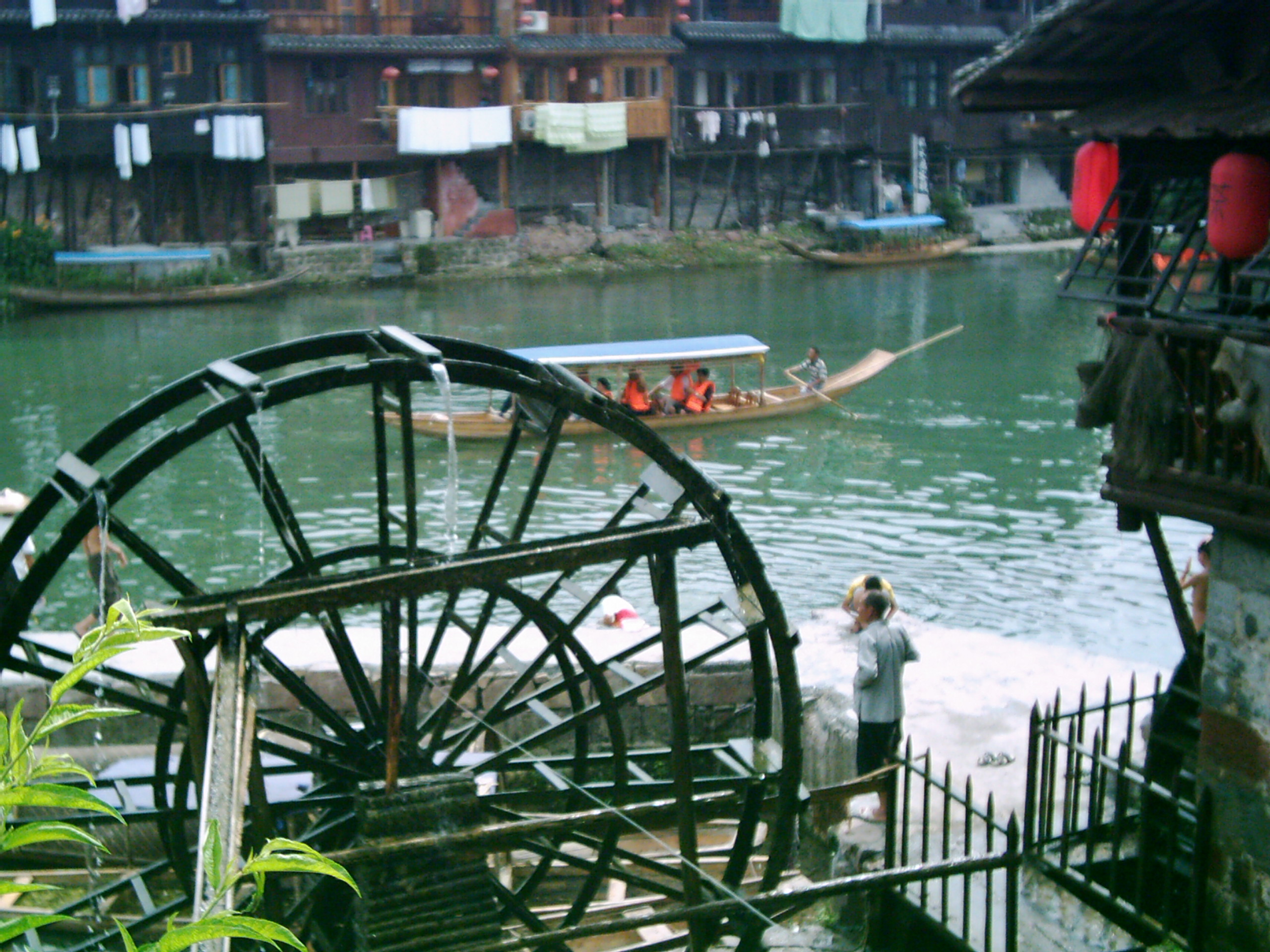 凤凰古城下雨值不值得去,长沙凤凰古城值不值得买