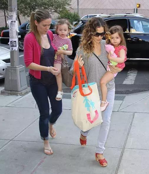 都是鹰钩鼻大美女，都爱过同一些男人，她俩的路怎么就不一样呢？