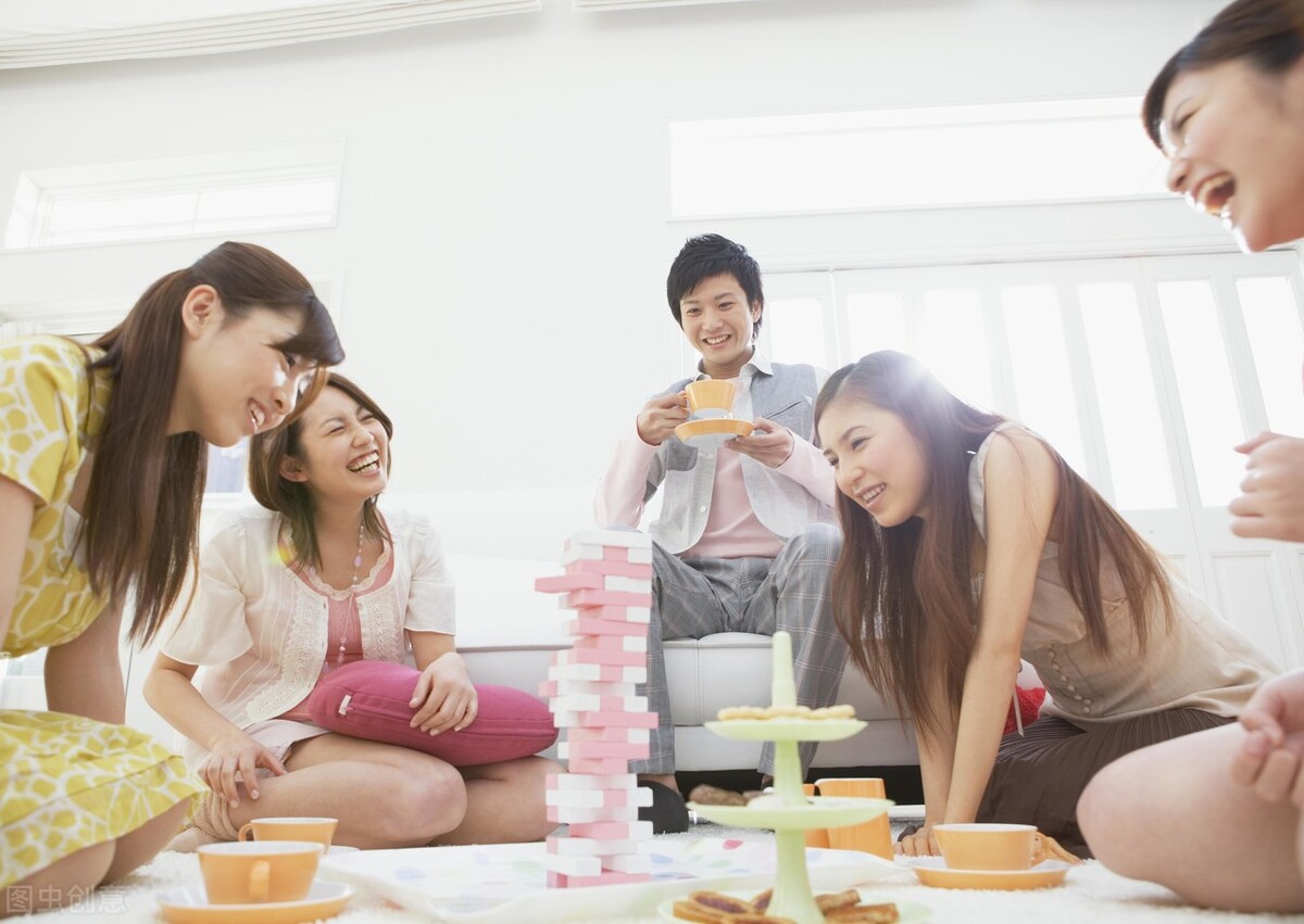 情侣一起去看电影不要走散好不好,情侣之间约会除了看电影还能干嘛