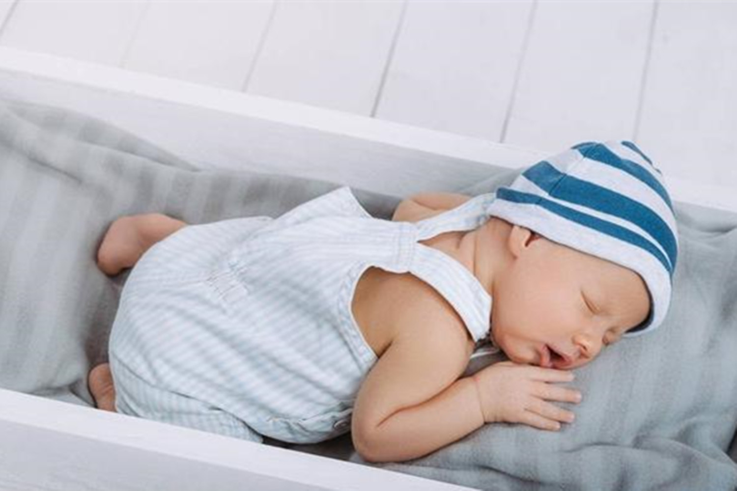 宝宝总喜欢趴着睡要不要干预,宝宝为什么喜欢趴着睡