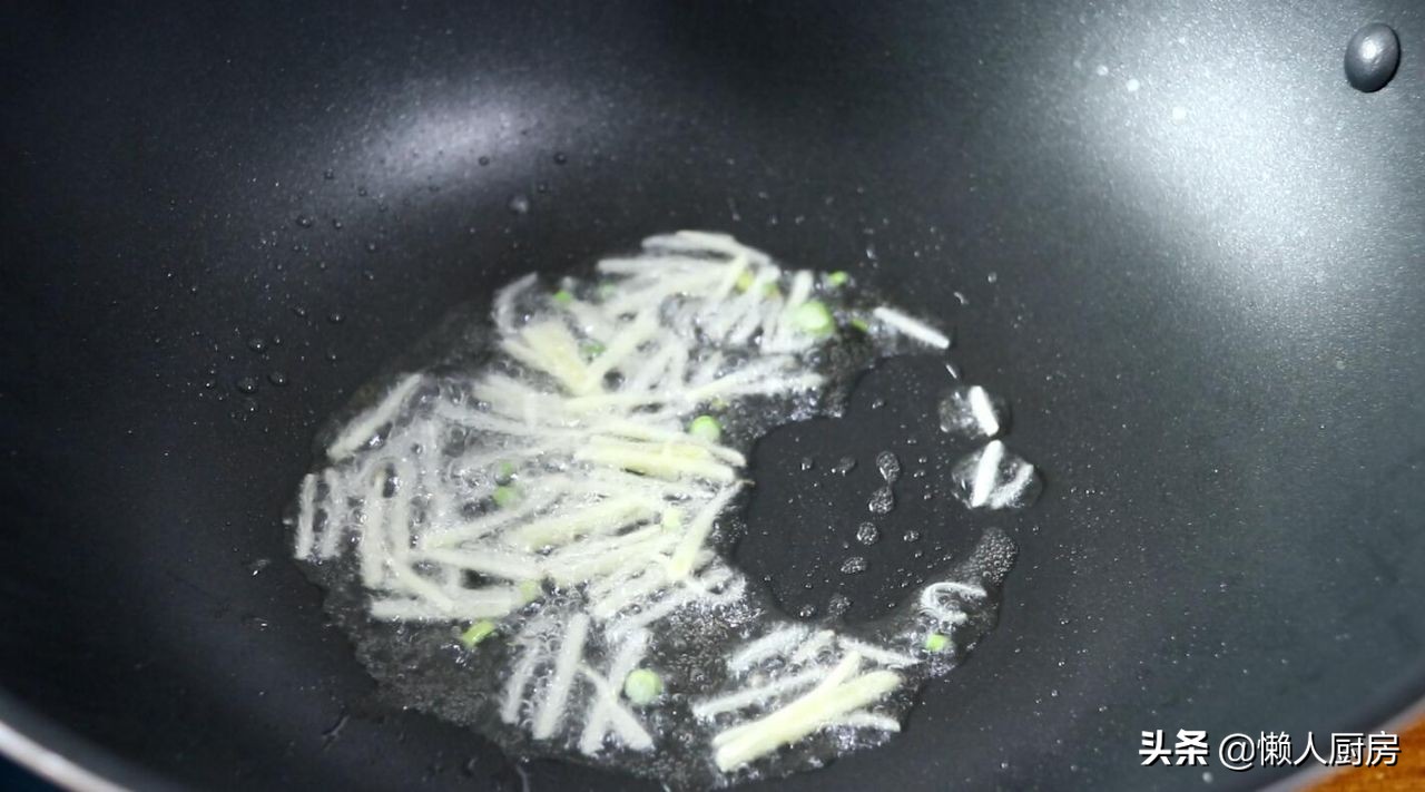 这是牛肉汤的懒人做法,肉嫩无腥味,好喝不油腻,味道香