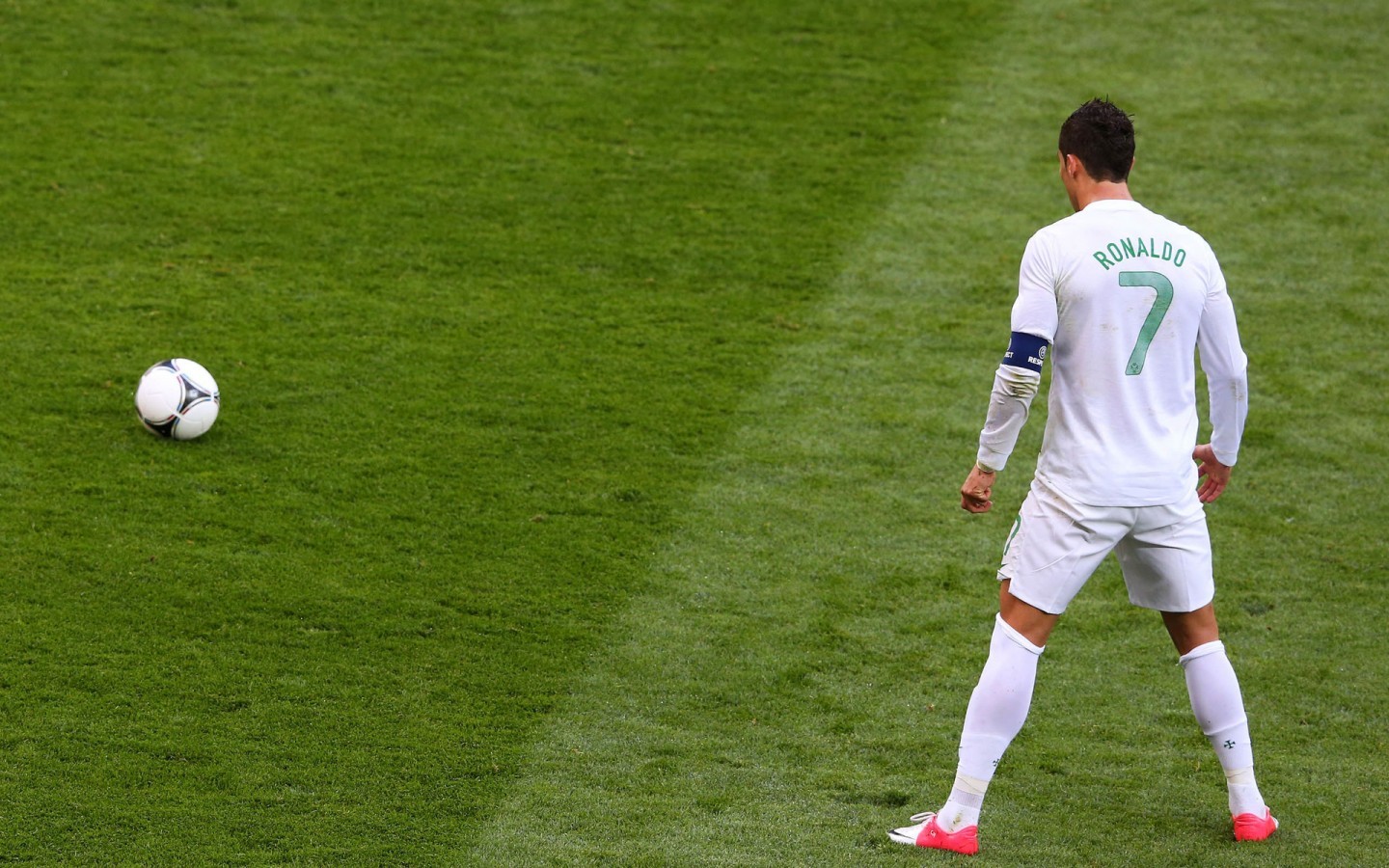 梅西任意球破门数反超c罗,梅西任意球和c罗谁更强