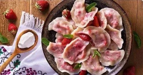 草莓饺子黑暗料理,乌冬面和彩虹饺子