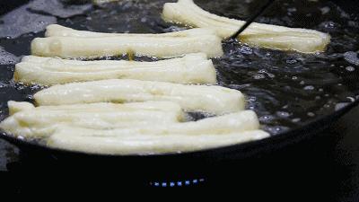 油条怎么炸两根才不分开,为什么油条两根一起炸