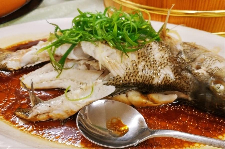 清蒸鱼怎么放调料才好吃,清蒸鱼没有蒸鱼豉油可以用生抽吗
