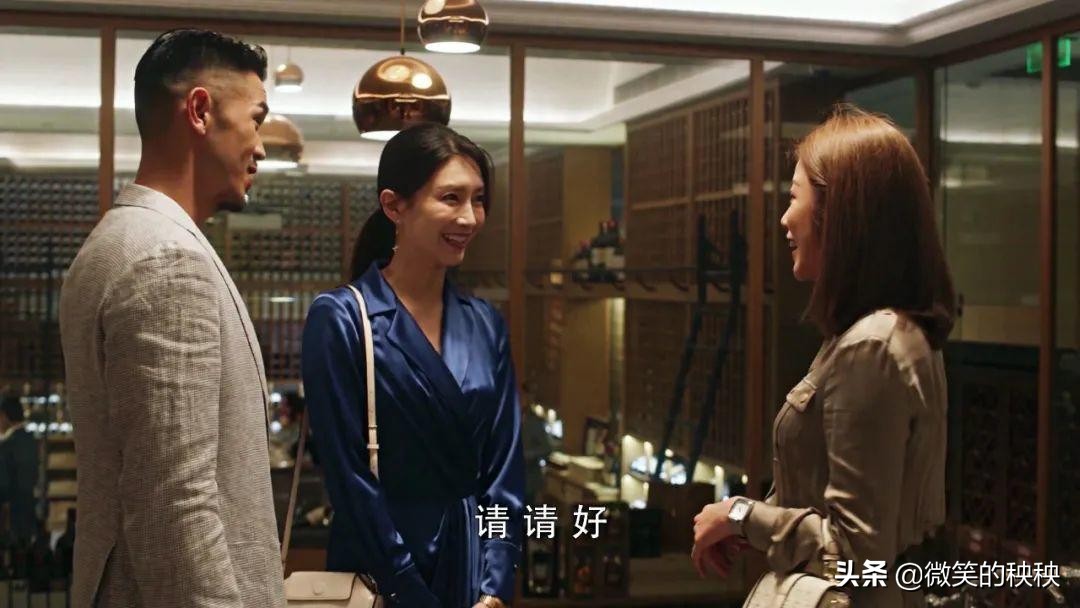 比起顾佳“贵妇”风,王漫妮的显贵穿搭和精准购物,更值得参考