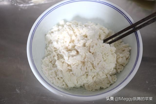 1块面擀一擀，空心烙饼鼓囊囊，夹上烤肉真叫香，国庆假期就吃它