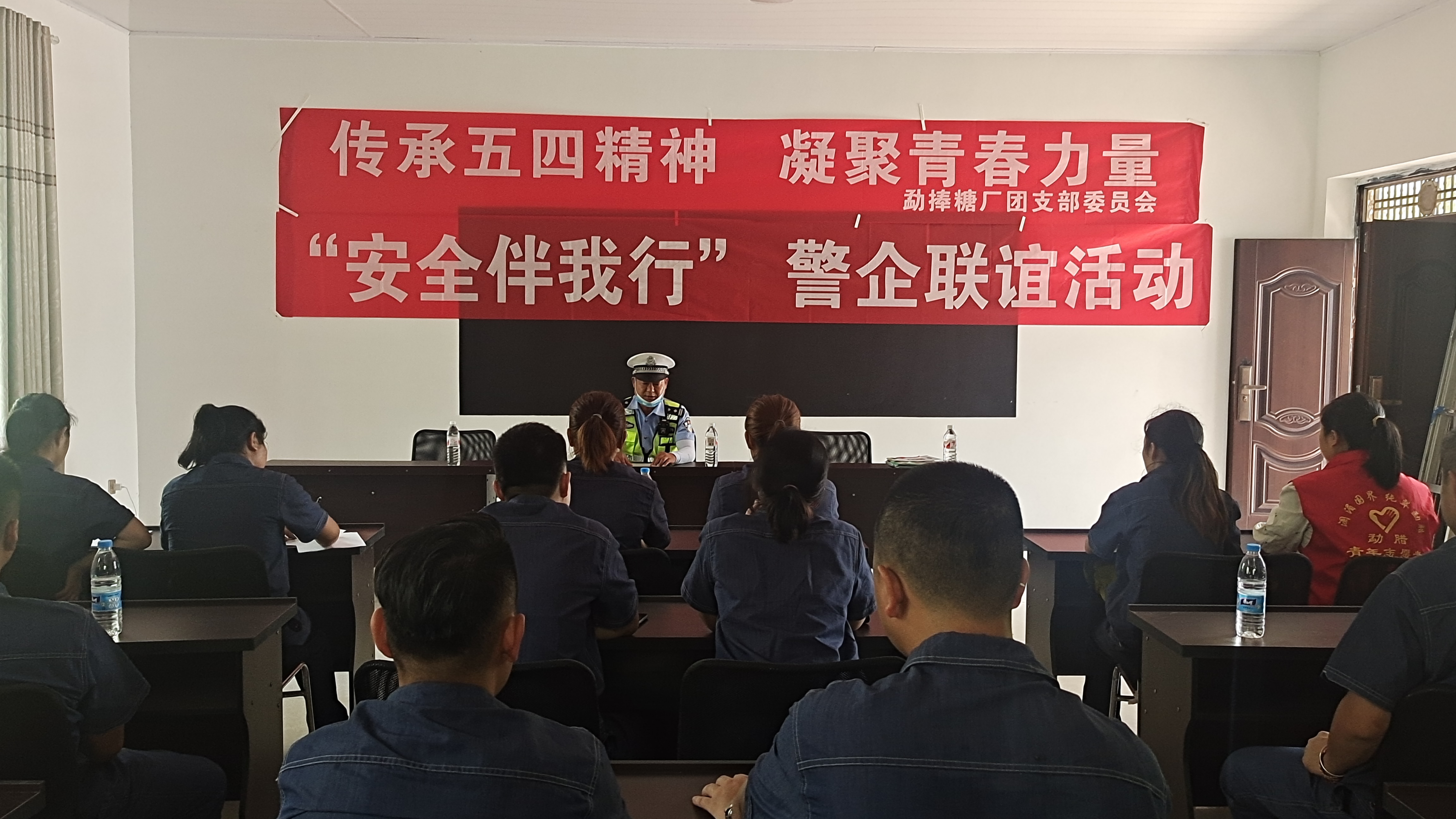 交警开展四场交通安全整治攻坚战,我为群众办实事交警为民解忧