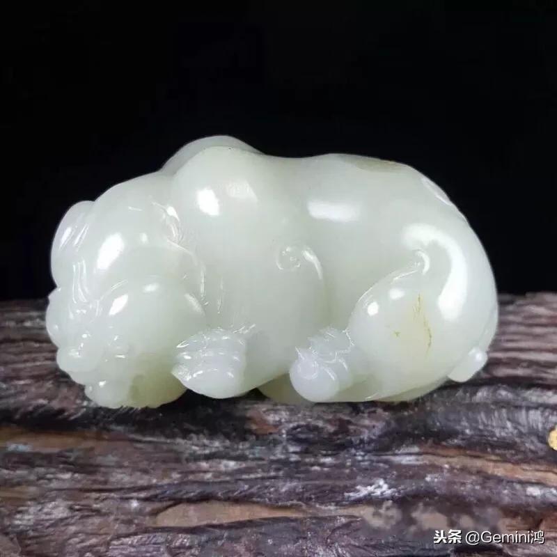 和田玉籽料墨玉和山料墨玉的区别,和田玉青花籽料和山料打灯对比图