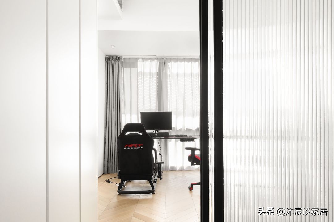 看完她的新家，才知生活可以如此有品质，室内极简大方且随性美好