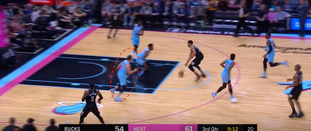 字母哥毁了杜兰特证明的机会,字母哥快攻上篮被吹犯规