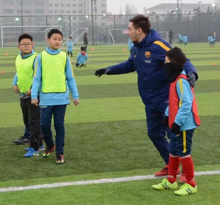 长着外国脸,一个外国教练带中国小孩踢足球