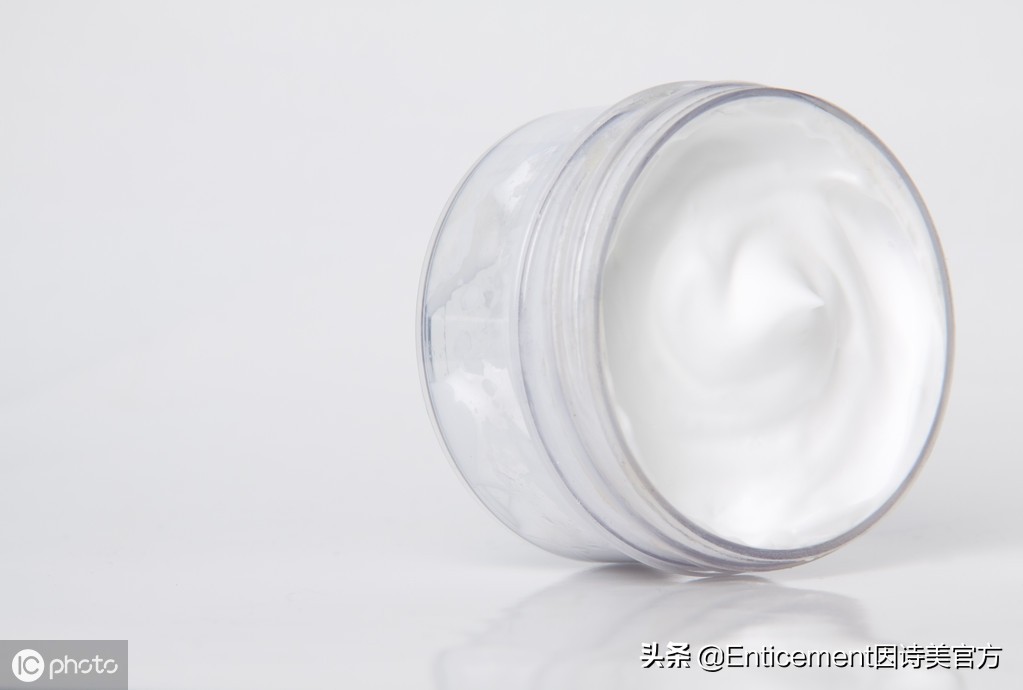 为啥擦完护肤品脸上泛油光,为什么擦完护肤品后脸黑