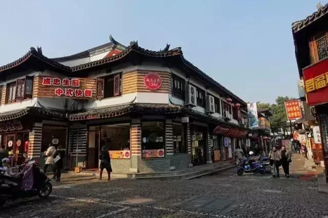 繁华喧闹的老街,繁华古镇老街