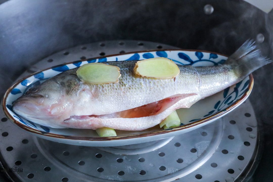 蒸鱼时先放蒸鱼豉油还是先淋热油,蒸鱼是先淋油还是先淋蒸鱼豉油