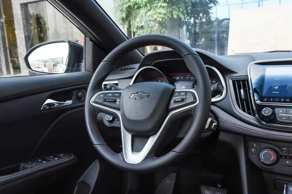 雪佛兰科鲁泽1.0t轻混试驾视频,有颜有实力测试雪佛兰科鲁泽