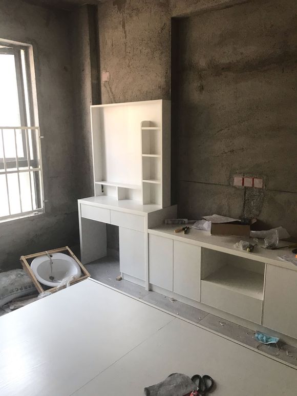 全包只花了11万，连床都是木工现场包做，打扫干净就差沙发电视了