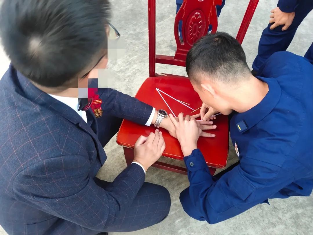 消防员手被卡怎么办,手指被卡消防来了