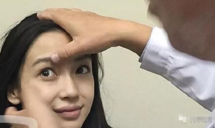 baby戴眼罩,baby鼻梁变化