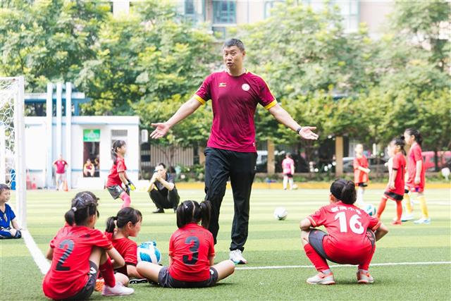 暑假足球小将,足球成人暑期训练营