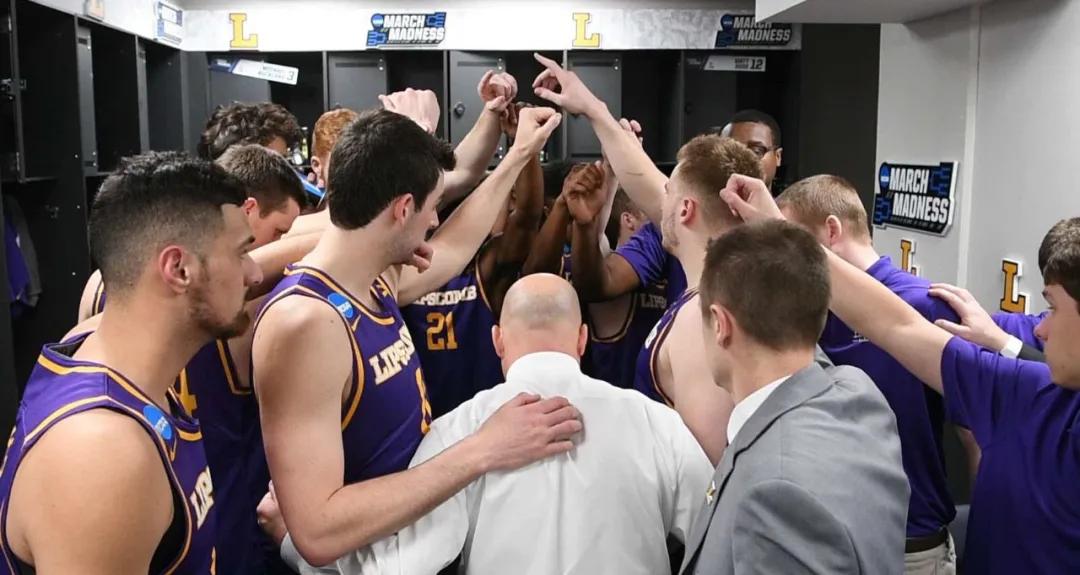 又见球场黑脚！16岁少年打球被踹！这种人不配喜欢篮球