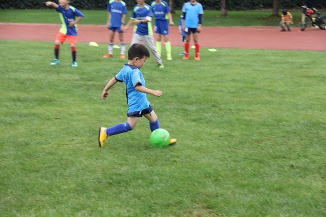 儿童足球基础训练昆明,昆明足球训练营小孩