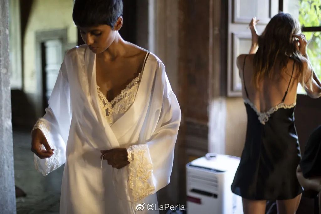 宅家里也要风情万种睡衣风格大赏,宅家好穿的睡衣简约又实穿