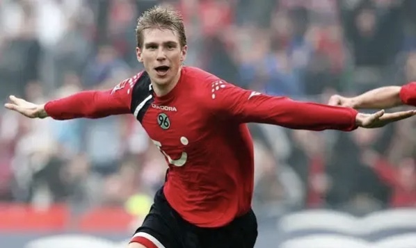 转身没伊布姥爷快,因前队友自杀陷入抑郁,世界杯还被博阿滕顶替