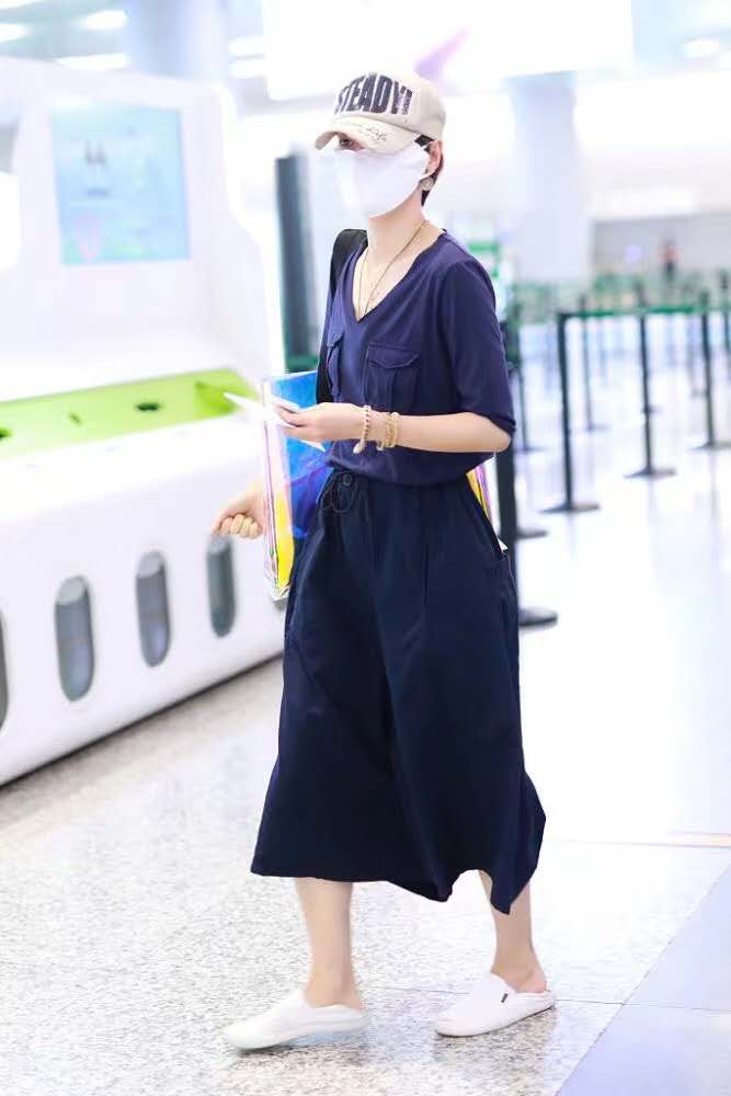 马伊琍穿小白鞋的照片,马伊琍白帽子