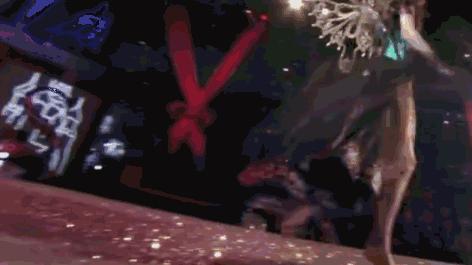 模特走路摔倒,模特走t台摔倒