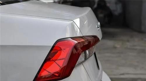 买斯柯达昕锐是掀背吗,大众桑塔纳落地价斯柯达昕锐