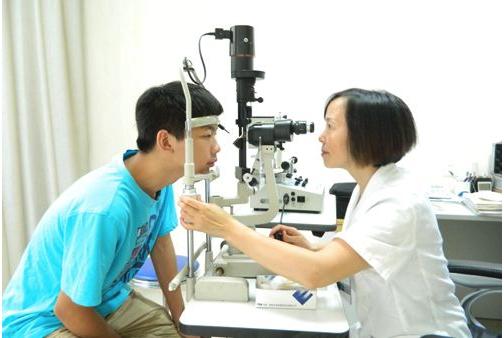 90后小伙创业月入10万就靠这一招,新手开眼镜店怎么学习技术