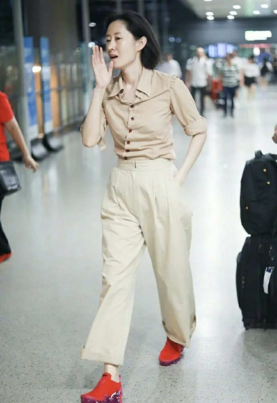 41岁刘涛穿红色衣服,44岁刘敏涛红黑礼服