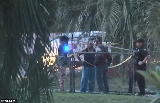 美国72岁黑人老汉不满侄子洗澡时间长，多次用屠刀捅其腹部及胸