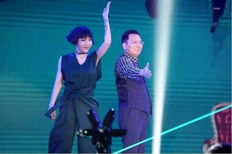 鍐嶈幏闃块噷绛夎秴3浜跨編鍏冩姇璧勫ぇ鎼滆溅,鑾峰緱闃块噷宸村反鎶曡祫