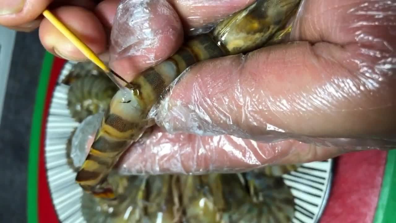 椒盐虾鲜香酥脆可口让你虾壳吮指,虾壳焦脆虾肉鲜甜的椒盐皮皮虾