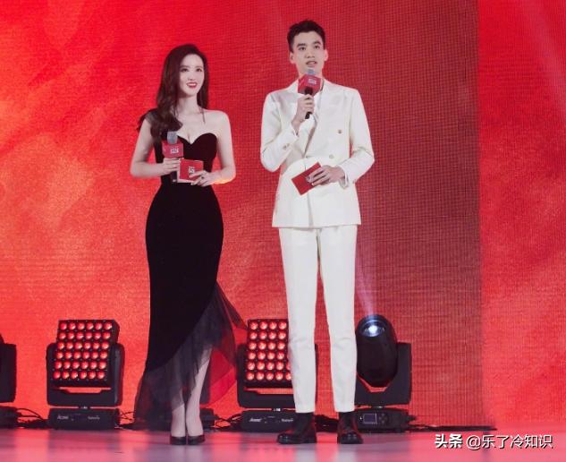 张萌走红毯肩带断了,张萌走红毯肩带意外断开