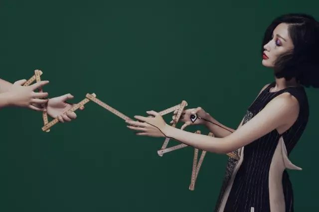 中国人只会跟风买名牌？80后女孩用旧衣改造成潮牌，燃炸上海滩