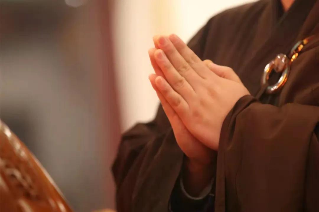 袈裟披肩不染凡尘：我的出家和回家之路