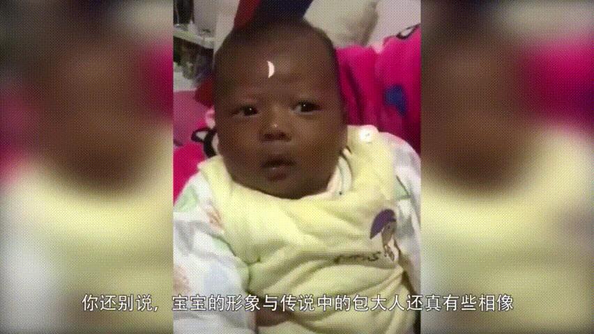 “国产最黑宝宝”火了，被爸爸贴月牙COS包青天，宝妈：我很无奈