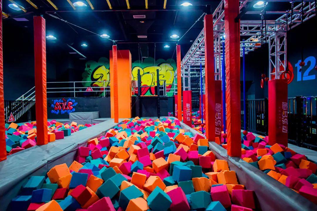 滑滑梯和蹦床乐园,弹力空间蹦床滑梯