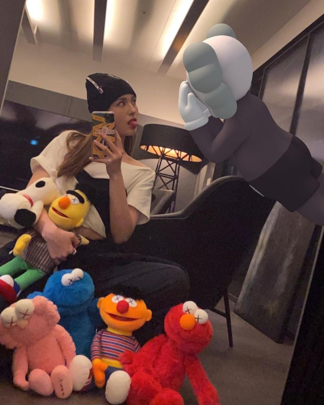 Lisa密友开豪车引争议！又纯又欲的“国民女友”有什么好酸的？